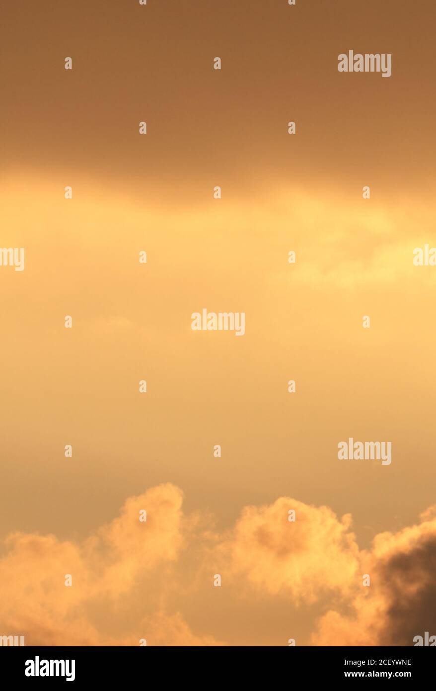 arancio tramonto cielo con nuvole Foto Stock