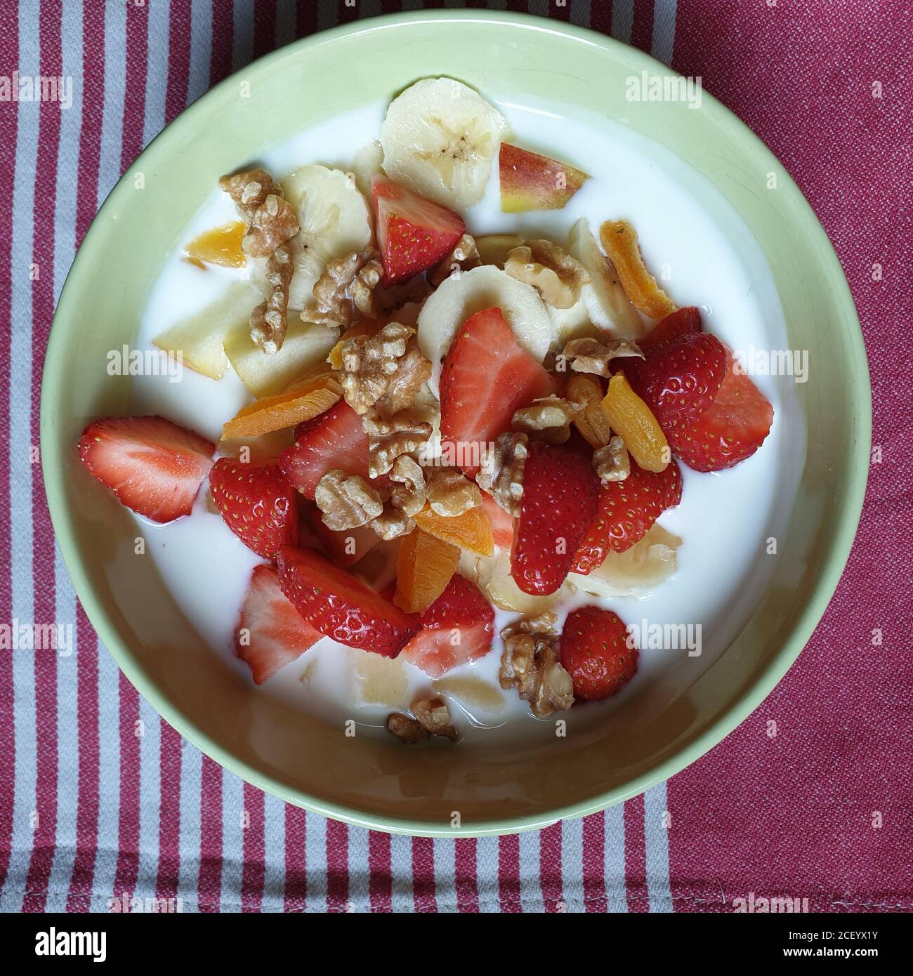Una ciotola di frutta fresca, yogurt e noci, stile di vita sano, cibo sano. Foto Stock