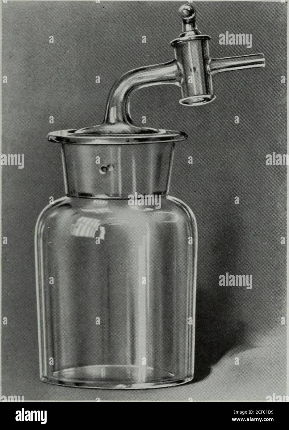 . Il cosmo dentale, asloro precipitano il novocain nella forma della base, che è insolubile in acqua, la compressa costituita dall'idro-cloride di novocain. L'uso di una soluzione di borace saturo per preservare le siringhe ho trovato insoddisfacente, in quanto le parti metalliche si ossidano rapidamente, e borace in substanceè depositato su di esse. Anche nella soluzione al-cool, l'ossidazione dei componenti metallici della siringa avverrà dopo un certo periodo di tempo, per cui è indispensabile una pulizia e una sterilizzazione occasionali della siringa. Quanto più le siringhe si immergeranno in RIETIOIULLER.- ULTERIORI STUDI OX NOVOCAIN Foto Stock