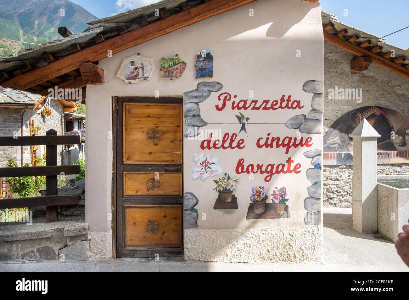 Murale dipinto di nel piccolo villaggio di Usseaux, Piemonte, Italia Foto Stock