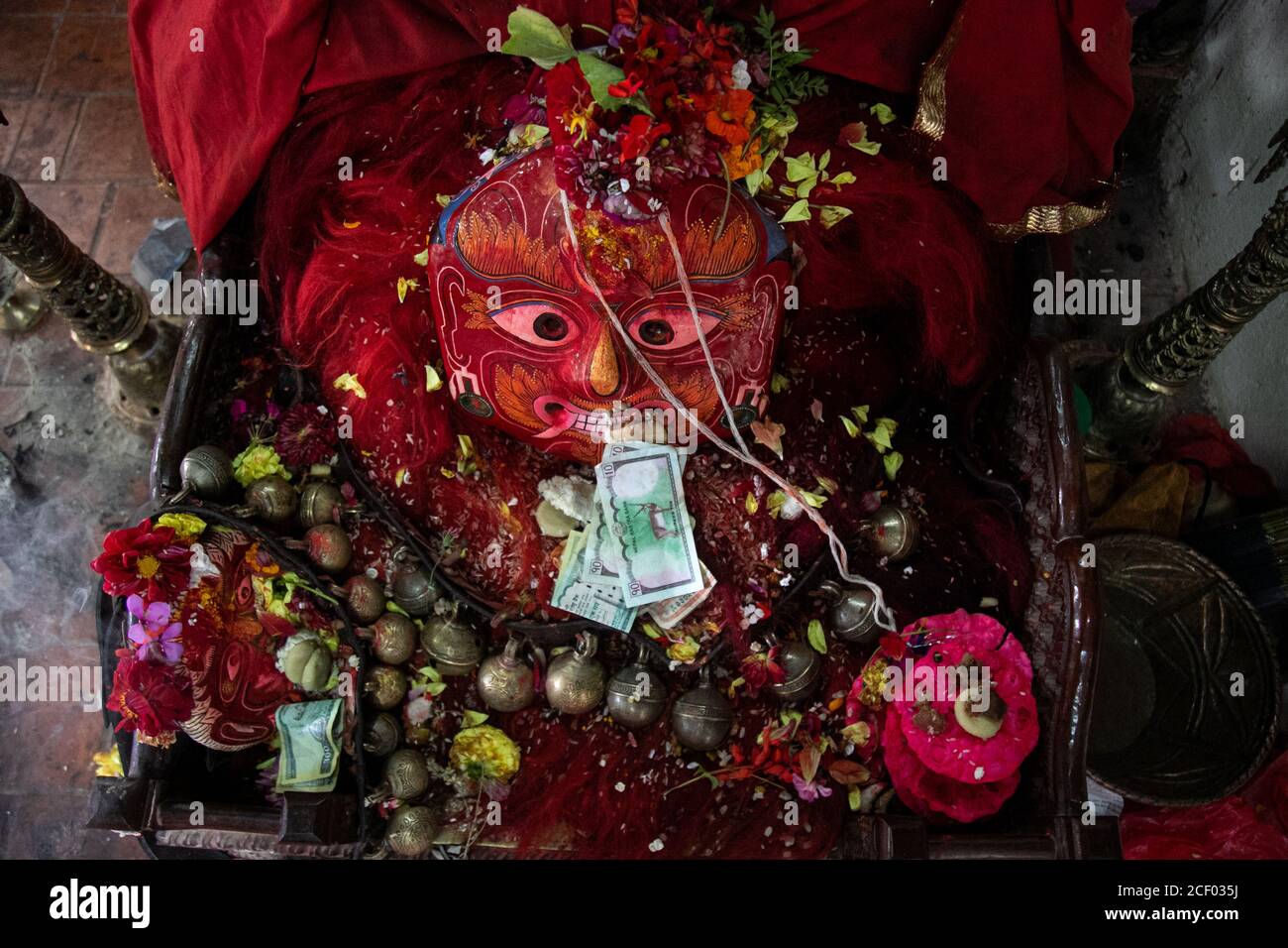 Una maschera del Lakhey è raffigurata all'interno della casa Lakhey, il protettore della dea Kumari, durante il festival Indra Jatra.Indra Jatra, la festa di Rein of God è celebrata con molto fanfare nella valle di Kathmandu. In questo festival di otto giorni, i carri della dea vivente Kumari e degli dei viventi Ganesh e Bhairab sono tirati in varie parti della città, ma a causa della pandemia di Covid-19 per la prima volta nella storia la lavorazione dei carri è stata annullata. Il pulu kisi e il lakhey erano adorati alle loro case. Foto Stock