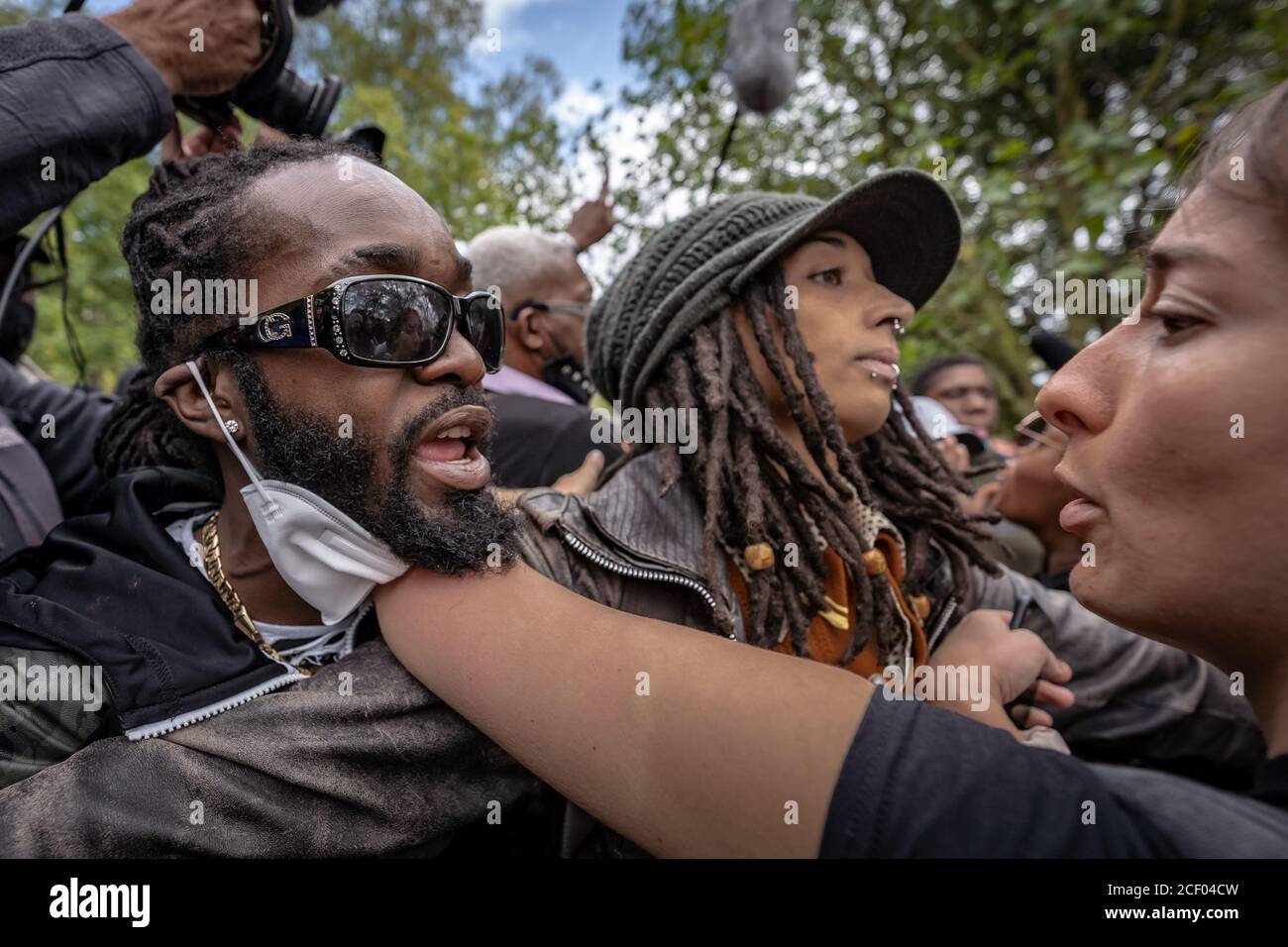 In piedi per le donne sostenitori (Centro e destra) scontrarsi con gli attivisti Black Lives Matters (sinistra) mentre marciano attraverso Speakers’ Corner a Hyde Park Foto Stock