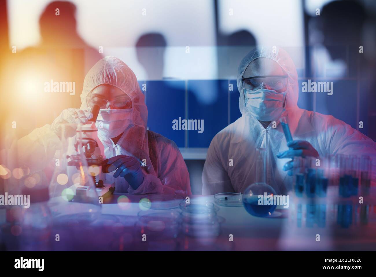 Il medico in laboratorio analizza i campioni al microscopio. Concetto di trattamento farmaceutico. Foto Stock