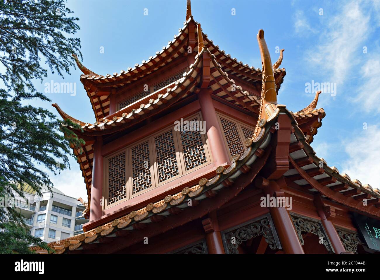 Guardando verso l'alto una pagoda di colore rosso, marrone e giallo nel Giardino Cinese dell'amicizia a Darling Harbour, Sydney, Australia Foto Stock