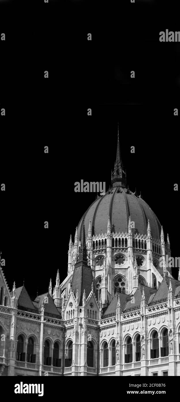 Parlamento ungherese splendida cupola gotica, costruita in stile neogotico alla fine del XIX secolo a Budapest (bianco e nero con spazio per le copie) Foto Stock