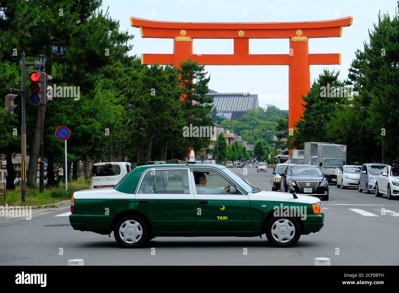 Kyoto Giappone - Santuario Heian-Jingu enorme porta torii Foto Stock