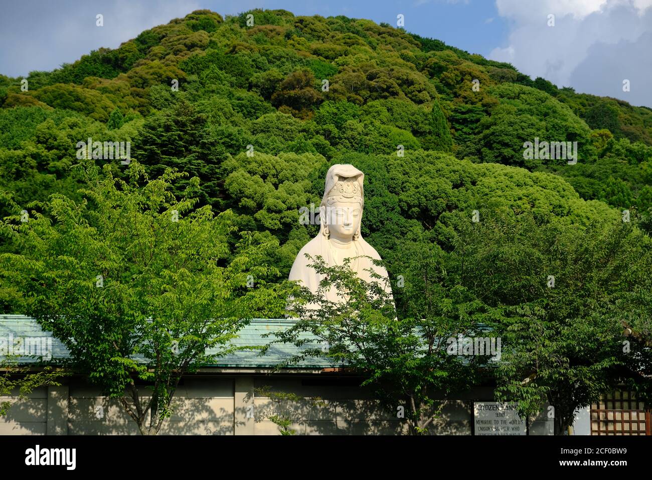 Kyoto Giappone - tempio buddista Ryozankannon con statua gigante di Buddha Foto Stock