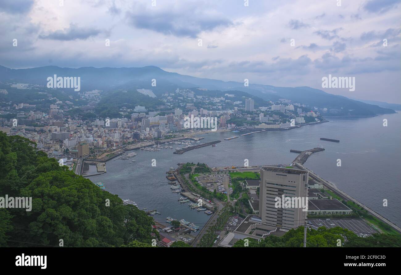 Una vista aerea di Atami, una cittadina costiera turistica a poche ore da Tokyo, Giappone, in un pomeriggio sovrastato d'estate Foto Stock Una vista aerea di Atami, una cittadina costiera turistica a poche ore da Tokyo, Giappone, in un pomeriggio sovrastato d'estate Foto Stock