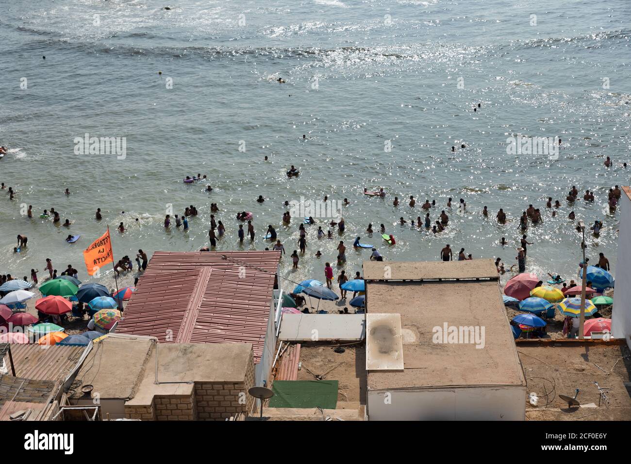 Spiaggia affollata a San Bartolo, Perú. Marzo 2020 Foto Stock