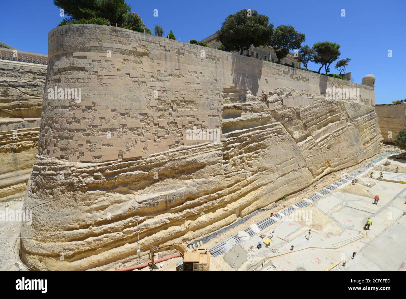 Scavare le mura di massa della città di la Valletta. Foto Stock