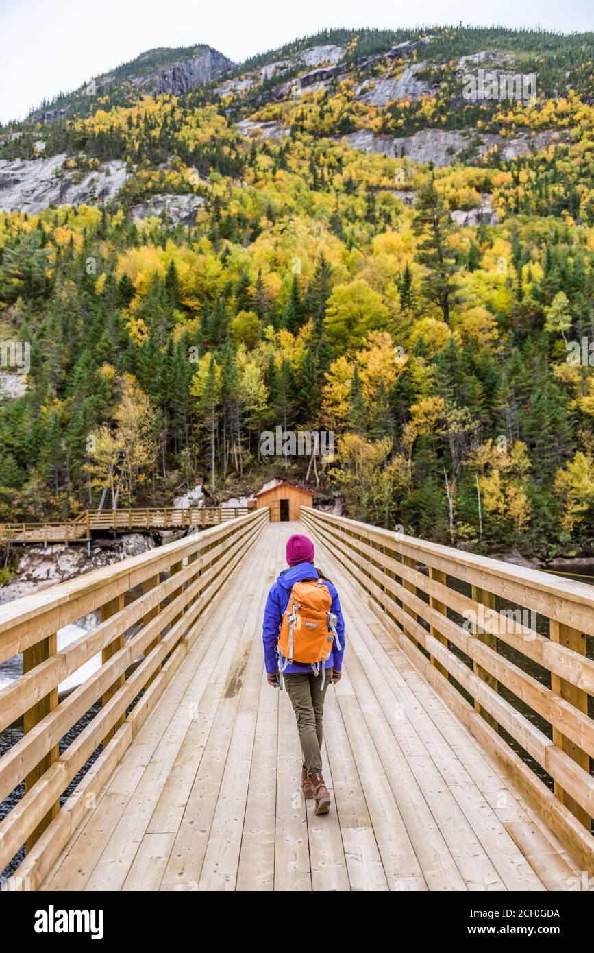 Escursione donna che cammina nella foresta natura ponte all'aperto Foto Stock