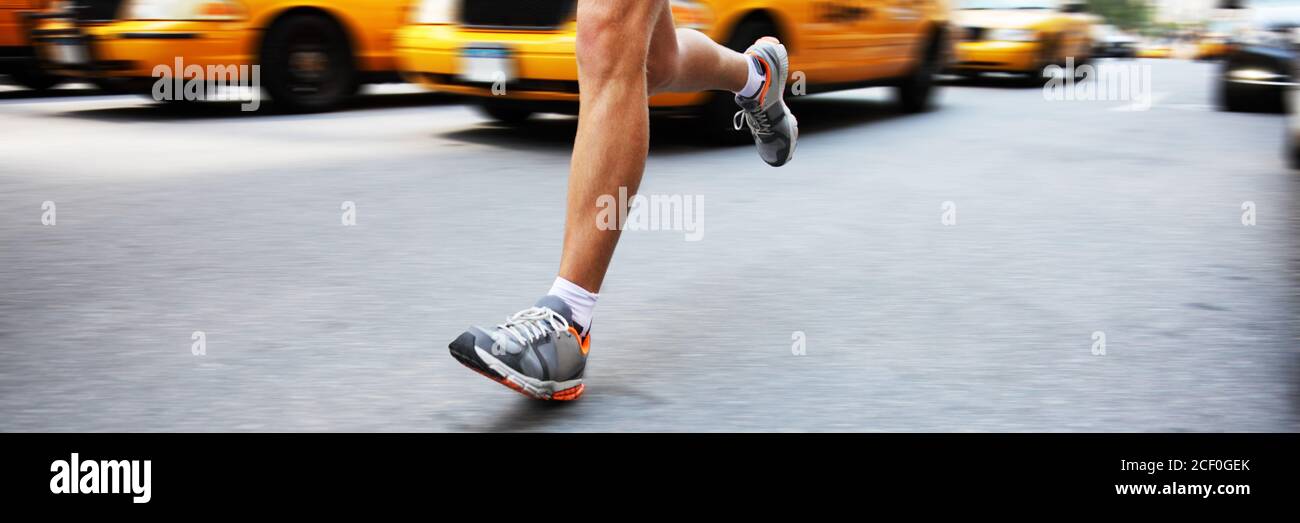 City Street running runner man Road panoramica Foto Stock