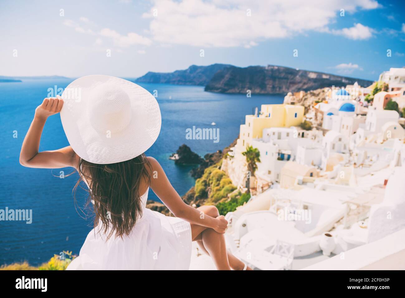 Donna turistica in vista del viaggio crociera di Santorini Foto Stock