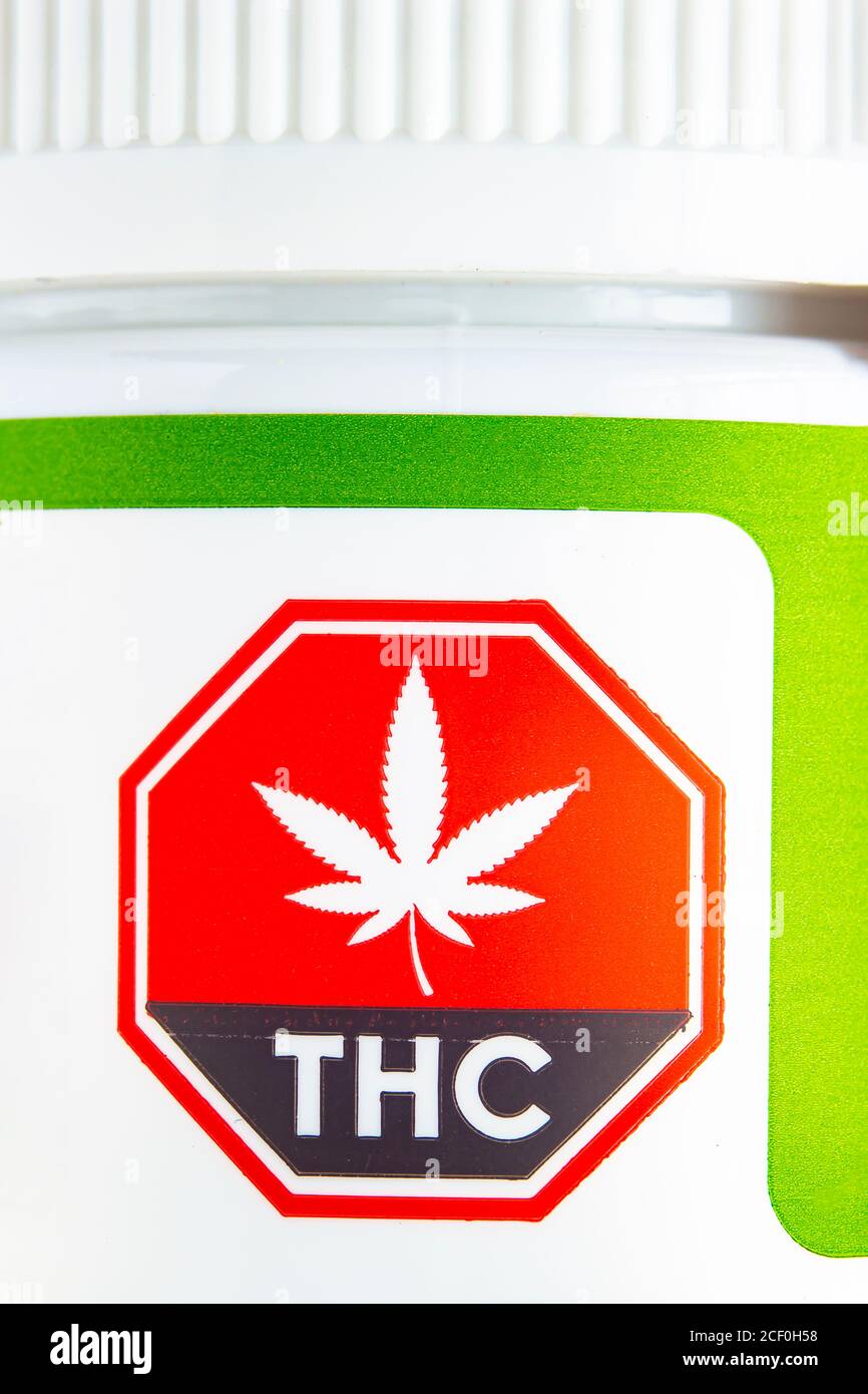 Calgary, Alberta, Canada. 02 settembre 2020. Macro primo piano del simbolo di Cannabis standardizzato sul contenitore di cannabis verde. Foto Stock