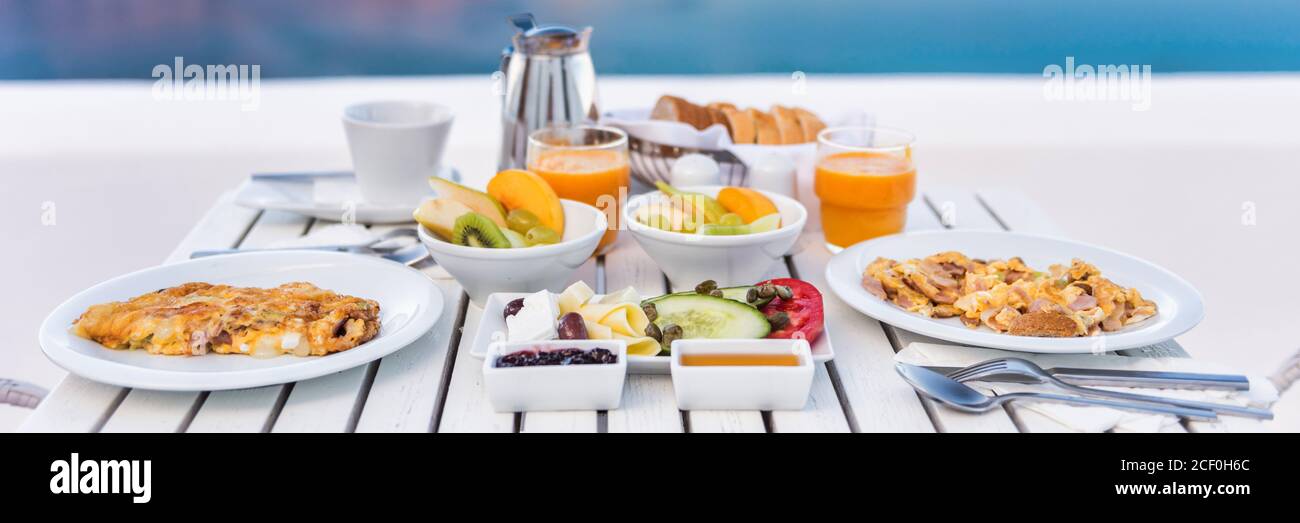 Colazione brunch, frutta da tavolo e omelette Foto Stock