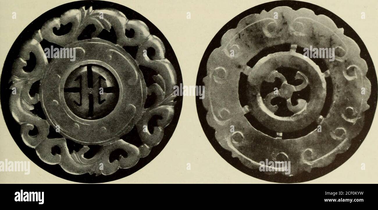 . Opuscolo della guida. IJade: A Study in Chinese Archaeology and Religion.Field Museum of Natural History Publication 154, 1912. sally ha rappresentato in sculture di giada, e perché variano così riccamente e sorprendentemente. Alcuni sono corposi come leoni, mentre altri sono attenuati, convoluti, e molto rettiliani in effetti. Alcune hanno corna ramificate e altre sono decorate con manne che sono singolarmente ike capelli umani. Un vecchio (hinese classico ascrive nove somiglianze al drago; le sue corna sono come quelle di un cervo, la sua testa quella di un cammello, i suoi occhi sono quelli di un diavolo, ha il collo di un serpente, l'addome di Foto Stock