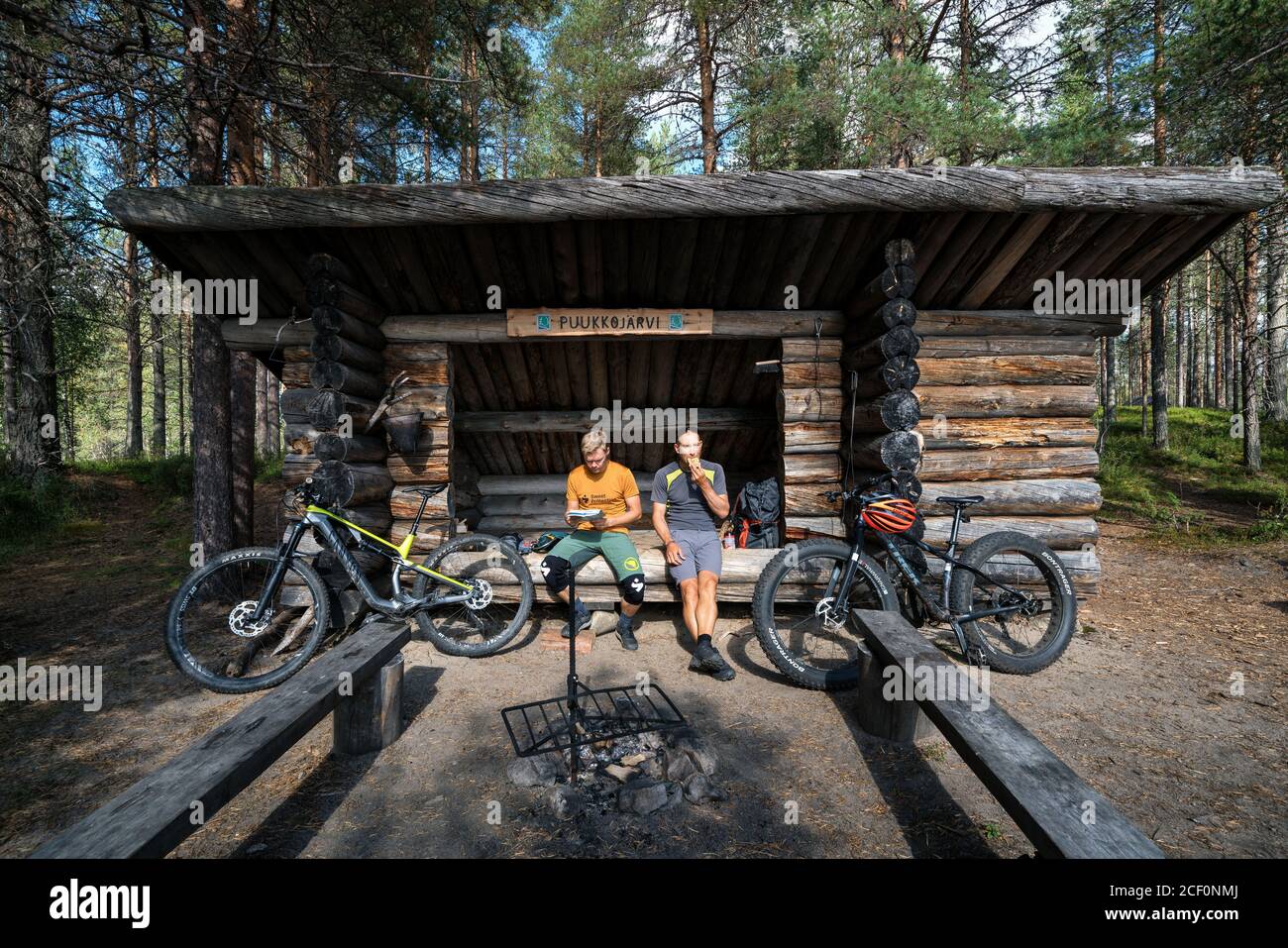 Mountain bike nel Parco Nazionale di Hossa, Finlandia Foto Stock
