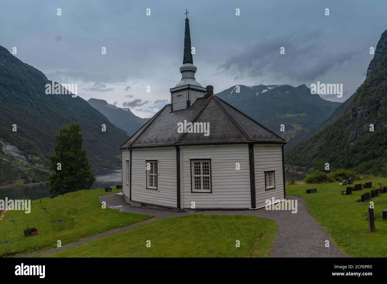 Geiranger Church, su una collina che domina il fiordo di Geiranger, Norvegia. La chiesa bianca in legno fu costruita in stile ottagonale nel 1842. Foto Stock