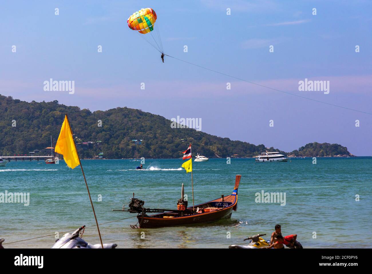 Parasailing sopra il mare, Patong Beach, Phuket, Thailandia Foto Stock
