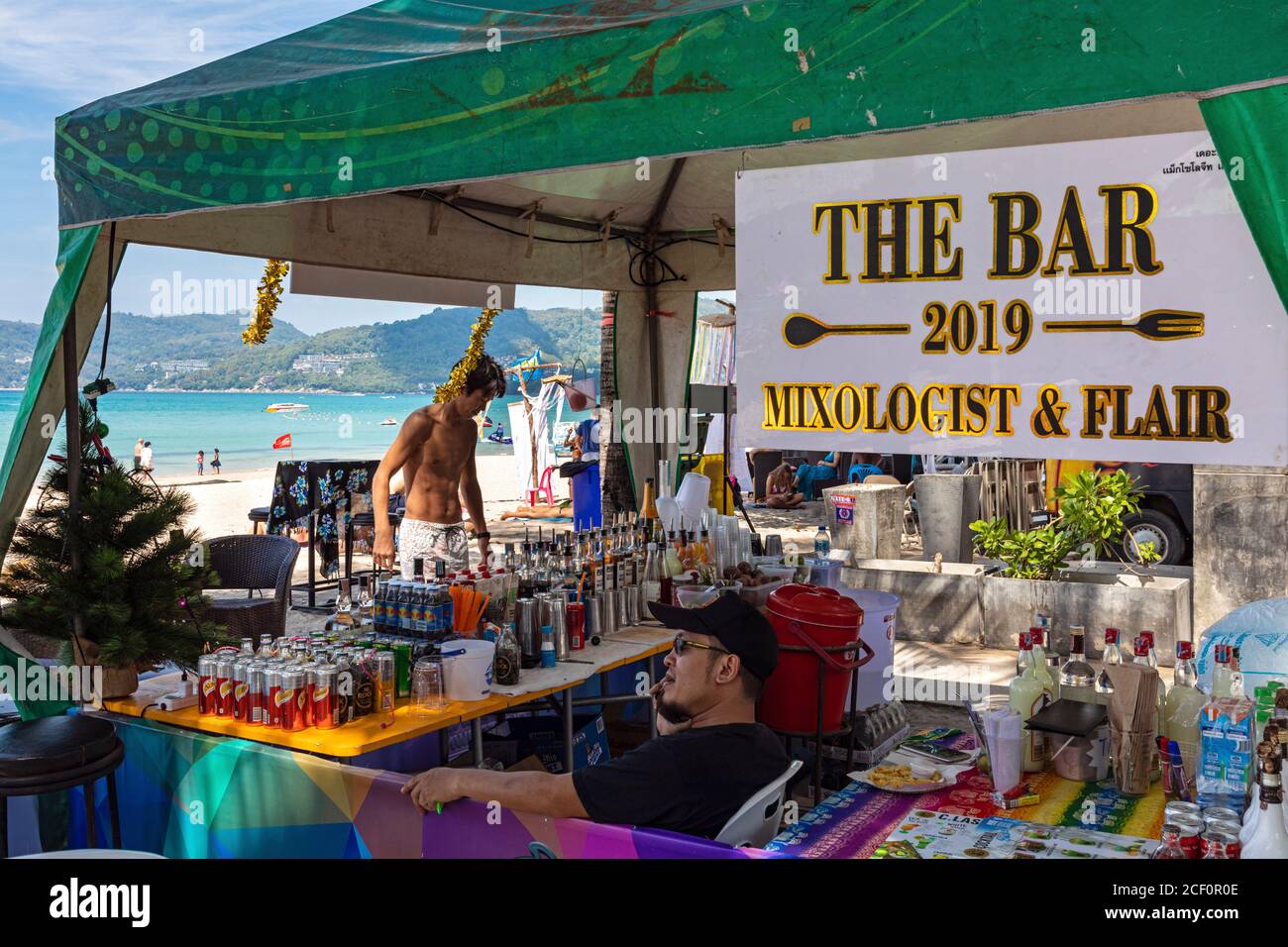 Beach bar sulla sabbia a Patong, Phuket, Thailandia Foto Stock