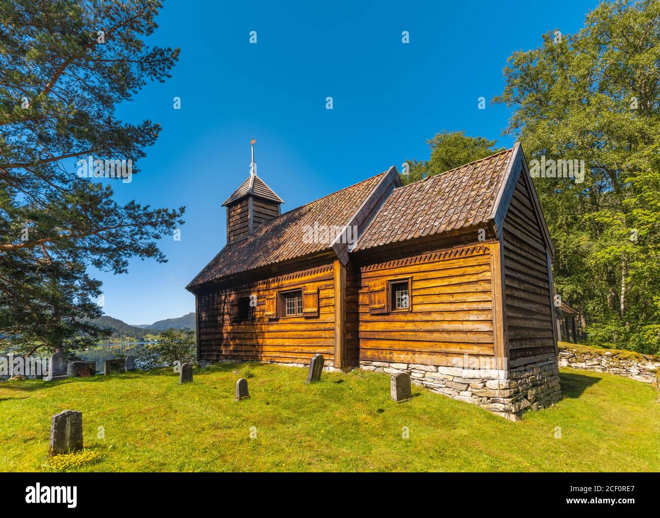 La cappella medievale di Hestad (Hestad kapell), Sunnfjord, Vestland, Norvegia. Si trova su una piccola penisola che si aggirava verso l'Hestadfjorden, un lago che è il p Foto Stock
