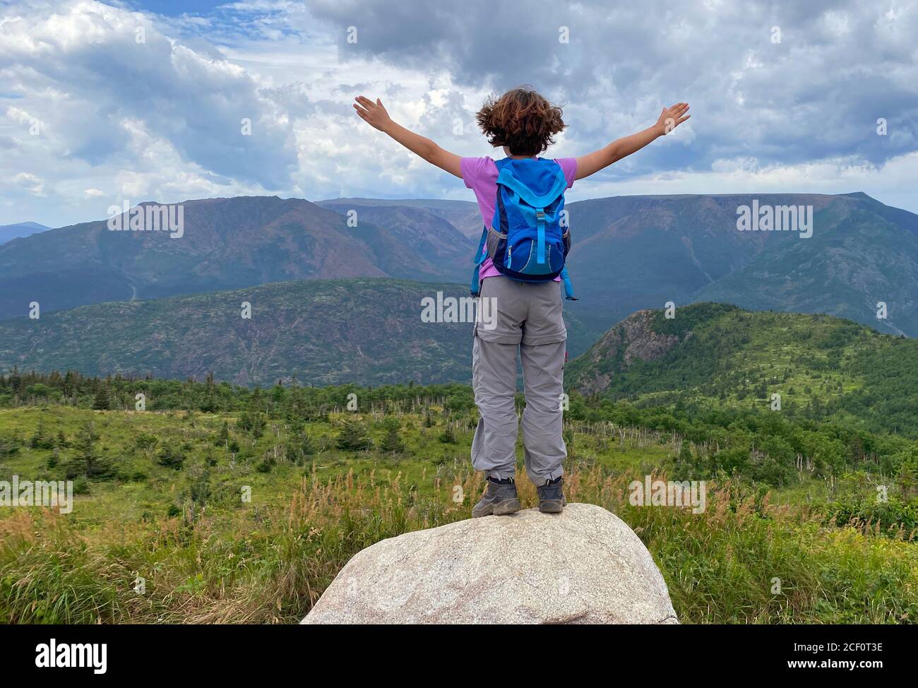 Giovane escursionista che ammira i crinali di montagna dal punto di vista di Mont Ernest-Laforce nel Parco nazionale della Gaspesie, Canada Foto Stock