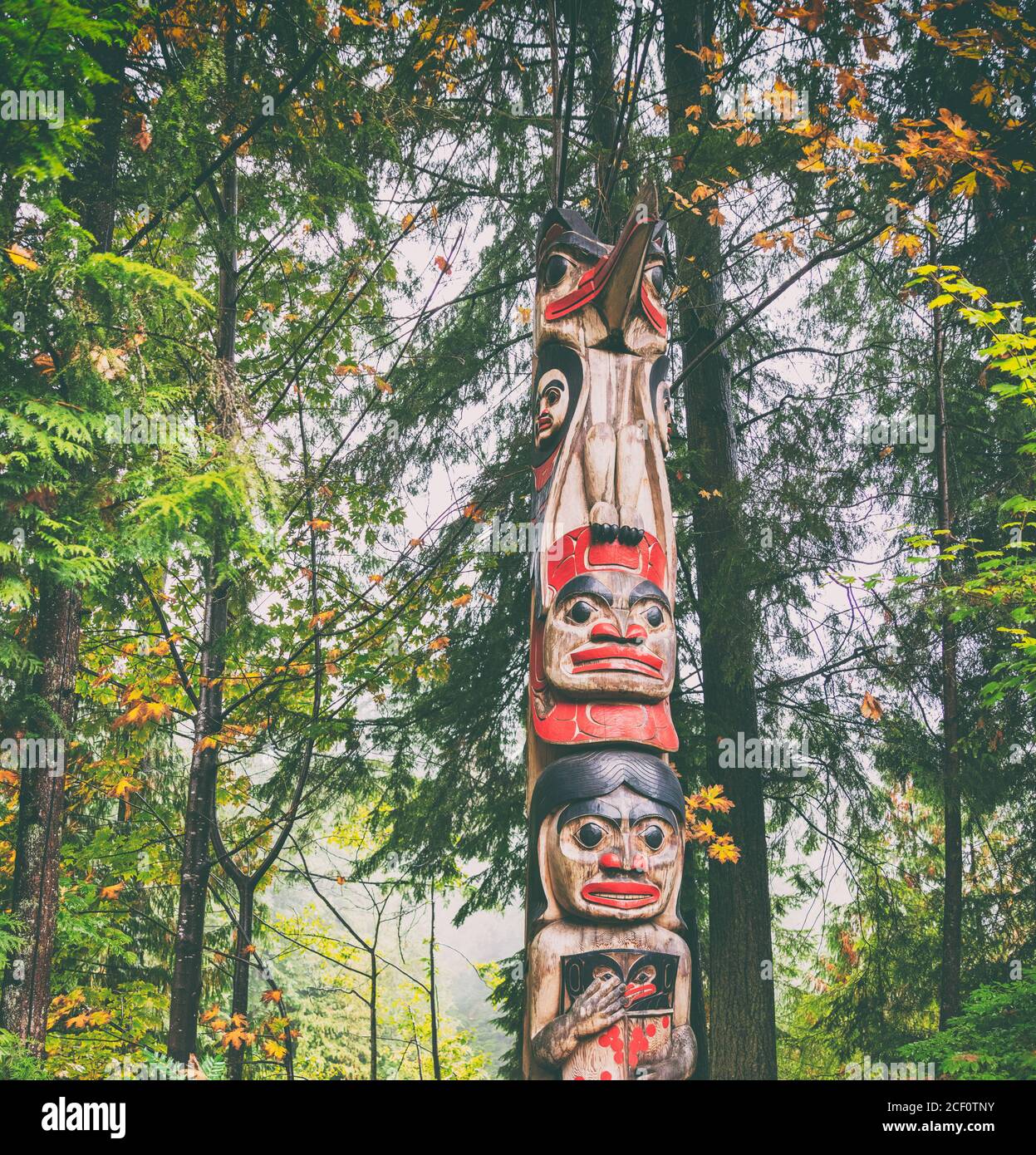 Alaska totem palo scultura arte avvoltoi viaggio turistico destinazione foresta sfondo. Ketchikan, Juneau, Skagway, Vancouver. Foto Stock