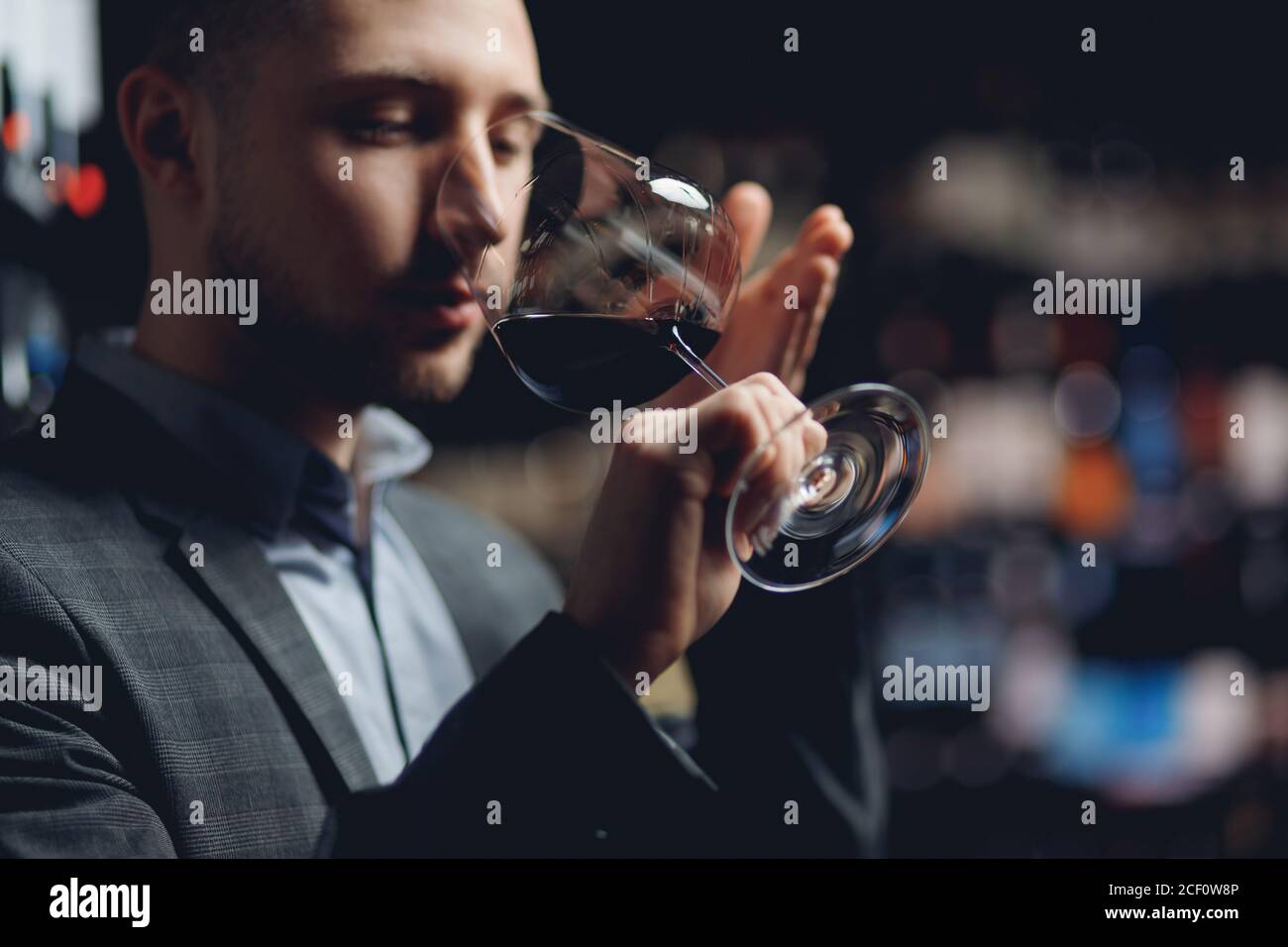 Il sommelier del vino Connoisseur sente l'aroma e il gusto nel ristorante Foto Stock