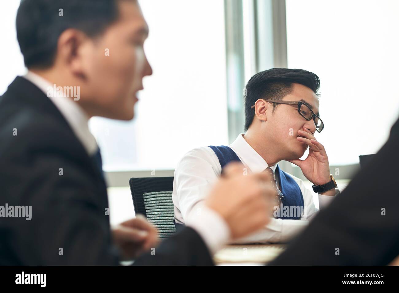 i dirigenti aziendali asiatici si riunano in ufficio Foto Stock