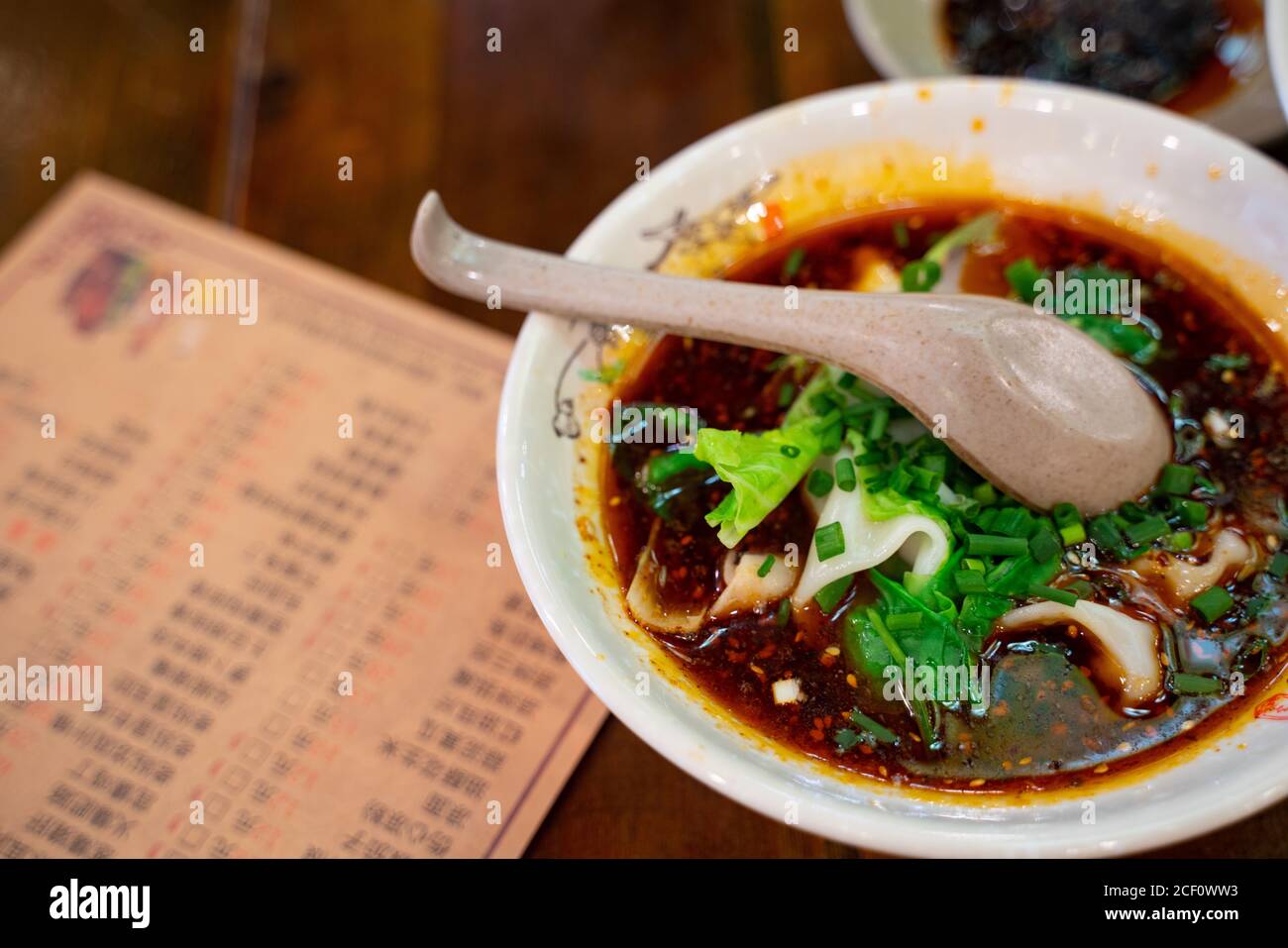 Wontons bolliti con salsa piccante, conosciuto anche come Chaoshou, spuntino tradizionale a Sichuan, Cina. Foto Stock