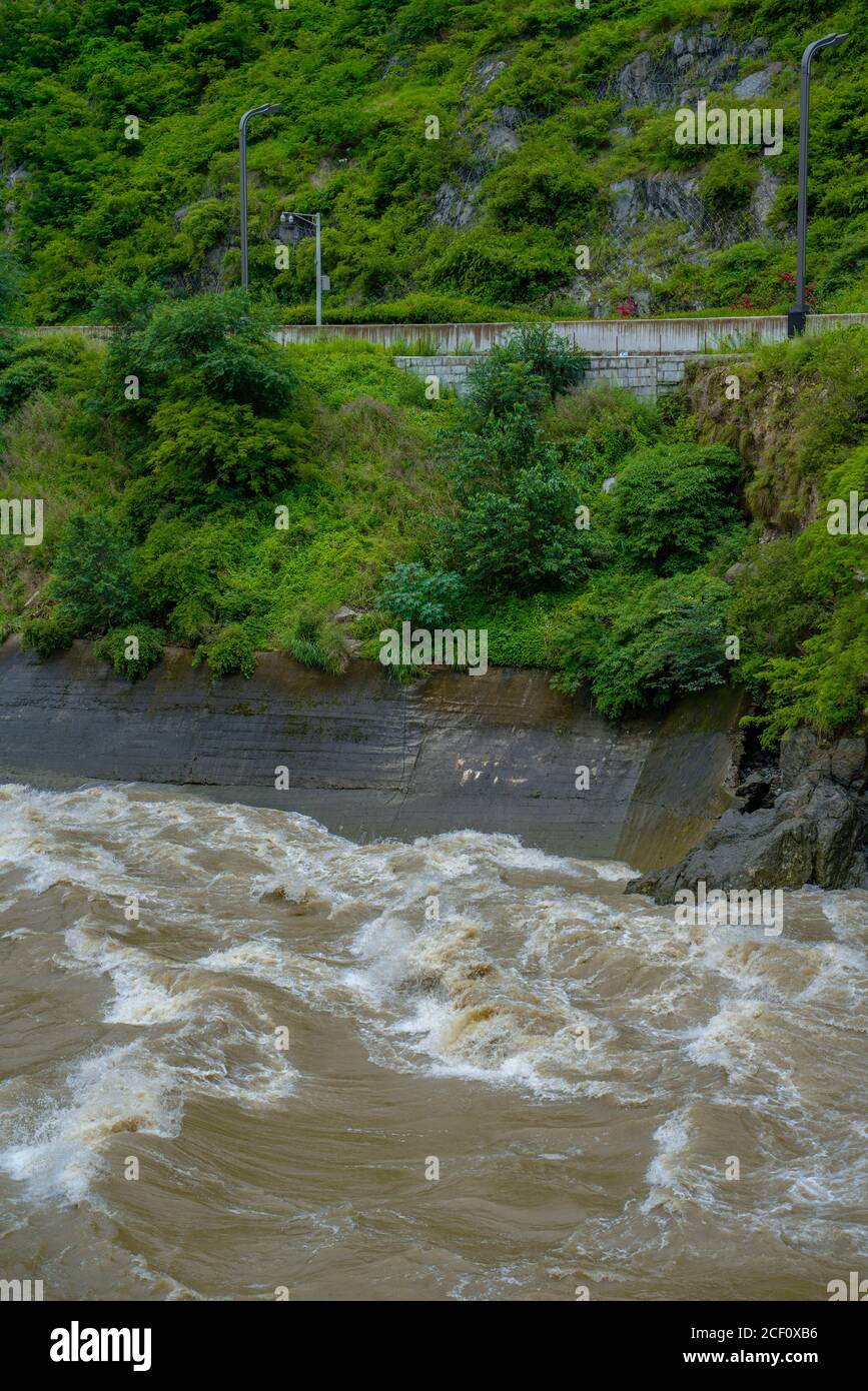 Fiume Dadu, il principale torrente ad ovest di Sichuan, Cina. Foto Stock