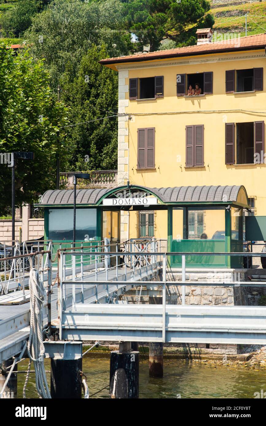 Domaso. Lago di Como. Italia - 21 luglio 2019: Molo dei traghetti nel comune di Domaso. Lombardia. Cartello con il nome della Città. Foto Stock