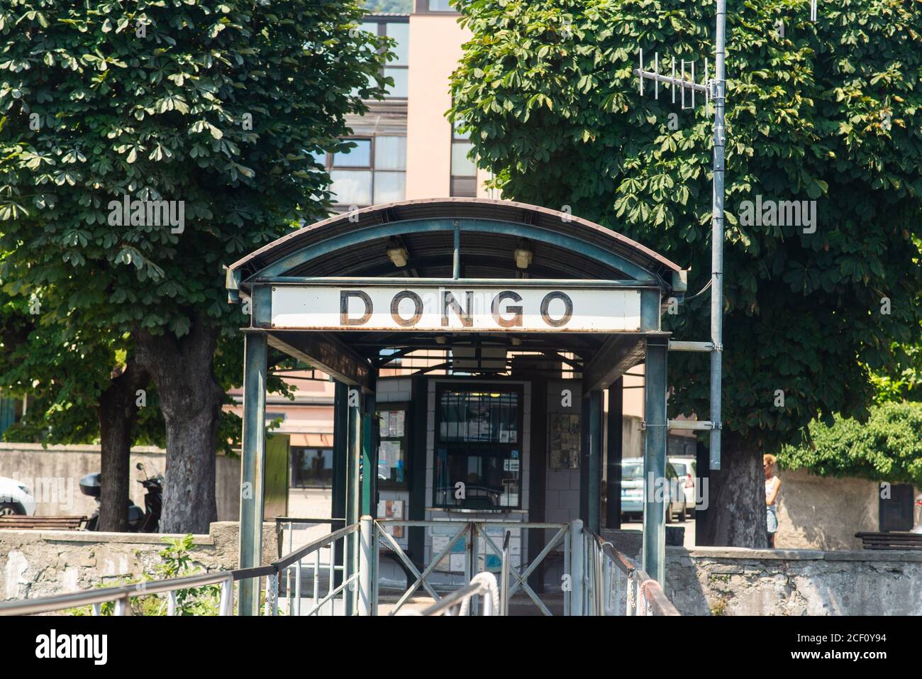 Dongo. Lago di Como. Italia - 21 luglio 2019: Molo dei traghetti nel comune di Dongo. Lombardia. Cartello con il nome della Città. Foto Stock