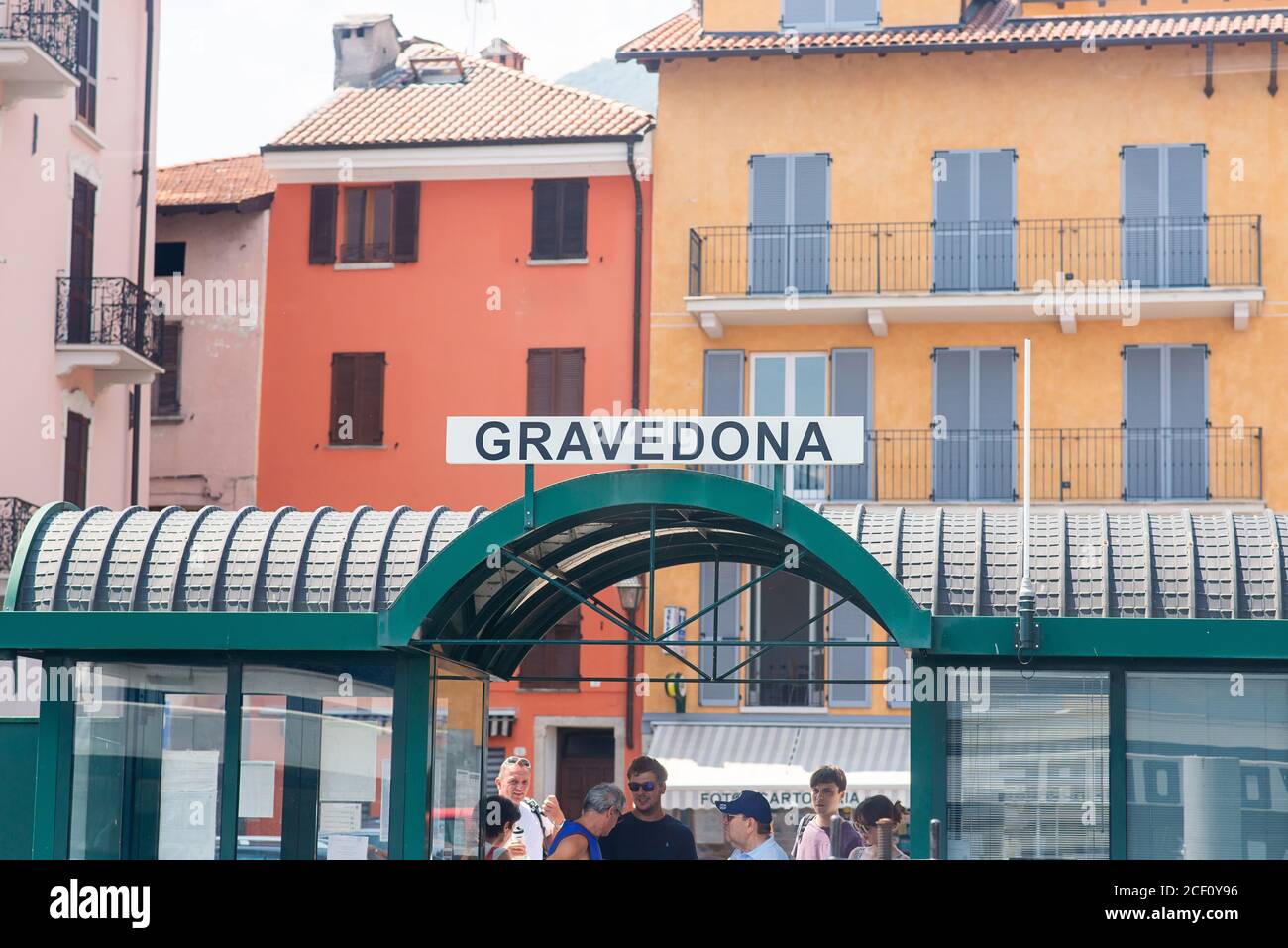 Gravedona. Lago di Como. Italia - 21 luglio 2019: Molo dei traghetti nel comune di Gravedona. Lombardia. Cartello con il nome della Città. Foto Stock