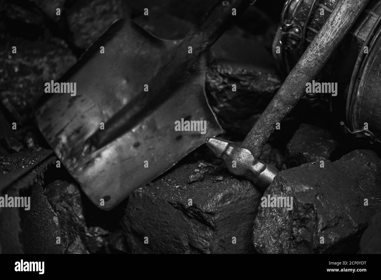 Attrezzature per attività minerarie, martello, piccone e pala per minatori di carbone sotterranei Foto Stock