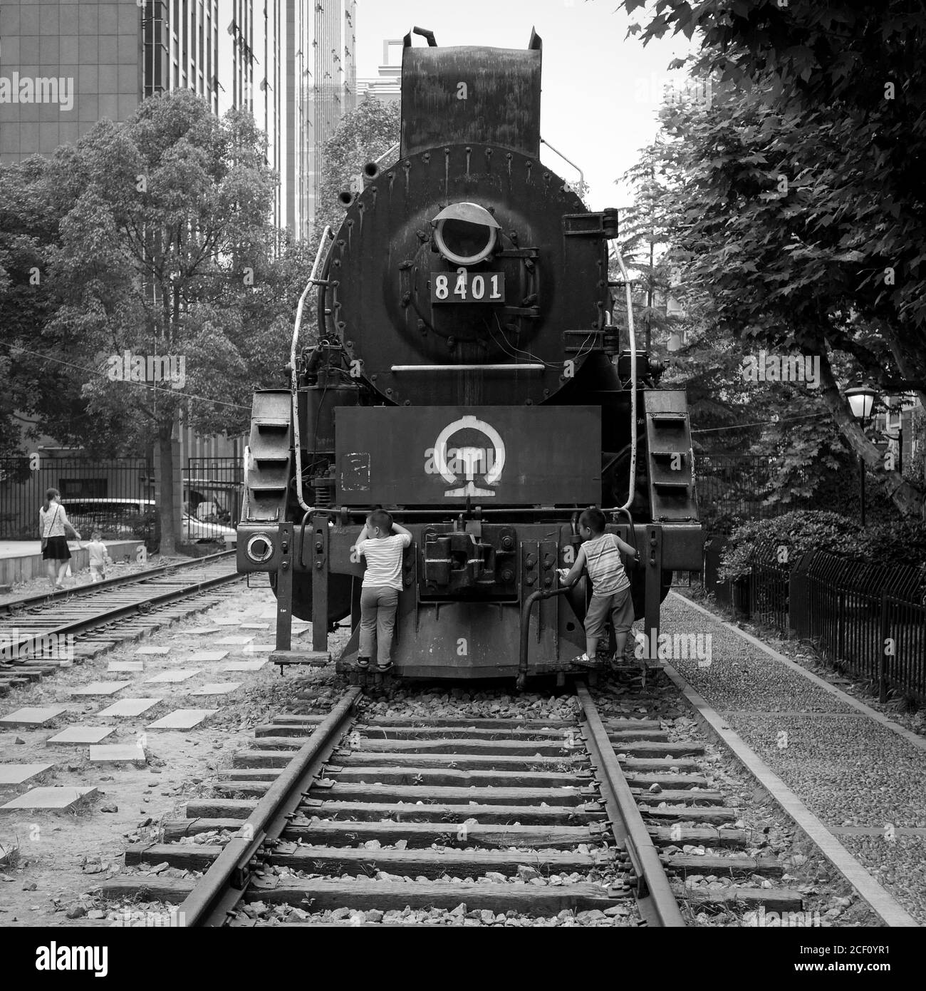 Due bambini che giocano di fronte a una locomotiva Foto Stock