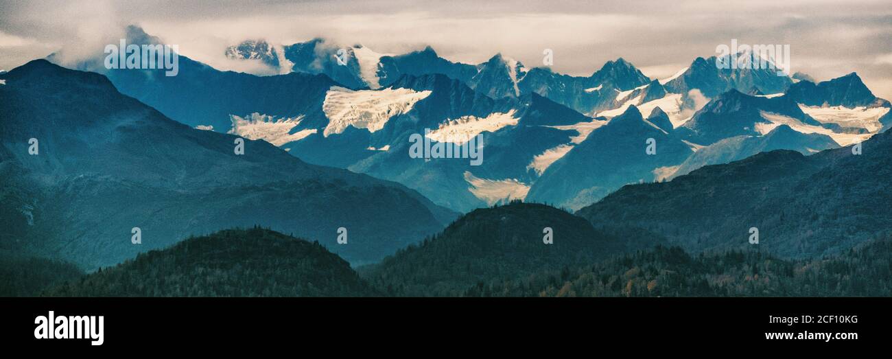 Alaska montagne all'interno passaggio natura paesaggio banner panoramico in estate al crepuscolo - Glacier Bay Mountain range, USA Travel. Foto Stock
