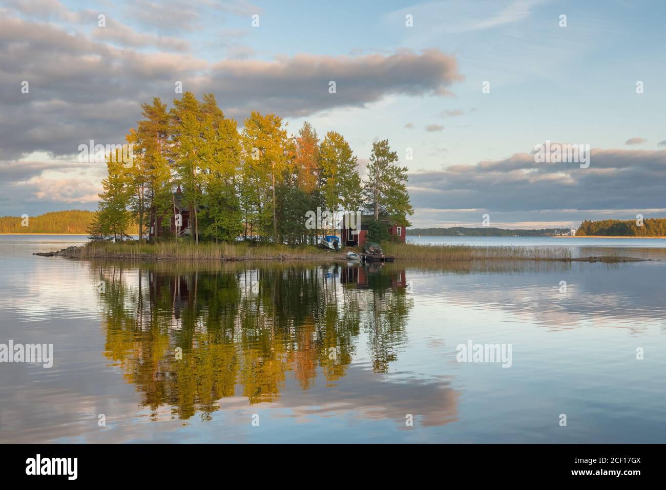 Piccola isola sul lago con casa di campagna in Finlandia. Foto Stock