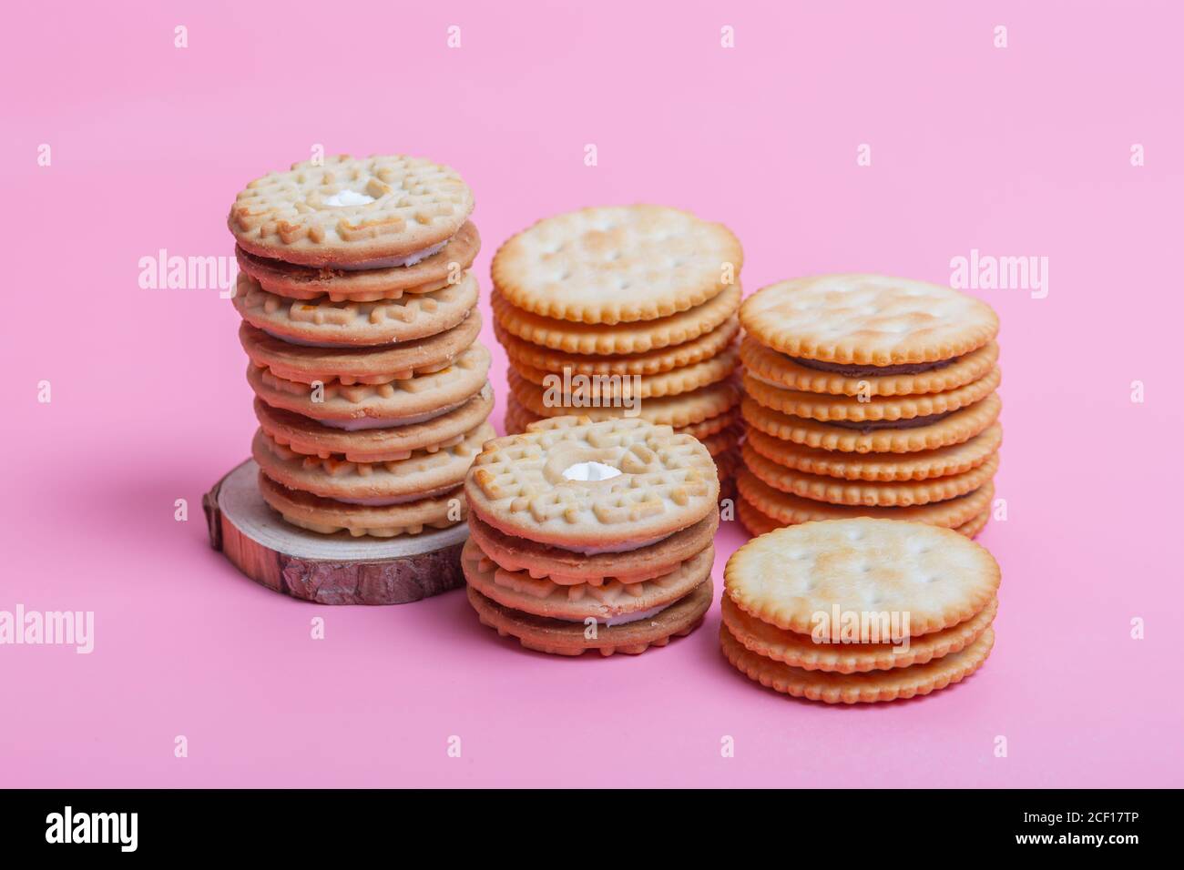 Biscotti panino panna su sfondo rosa Foto Stock
