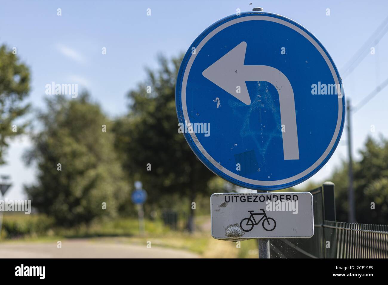 HOGE HEXEL, PAESI BASSI - 02 agosto 2020: Segnale stradale olandese che indica la direzione obbligatoria per i veicoli ad eccezione dei ciclisti Foto Stock