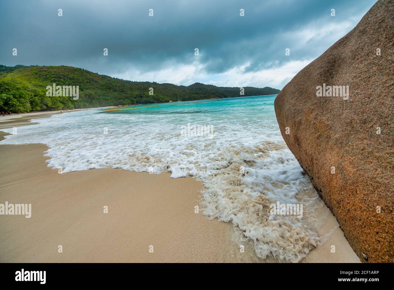 Rocce arrotondate delle Seychelles, scenario di isola tropicale. Foto Stock