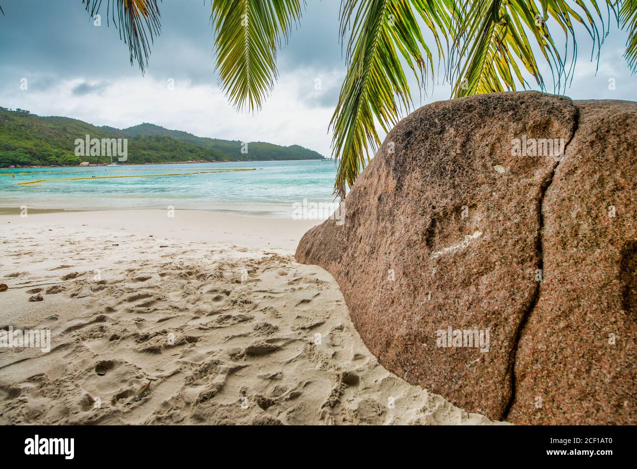 Rocce arrotondate delle Seychelles, scenario di isola tropicale. Foto Stock