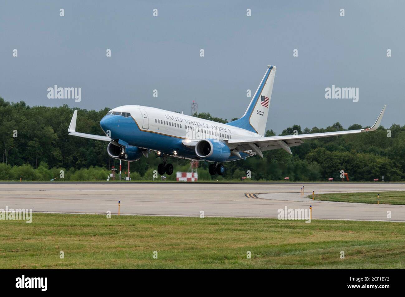 Un C-40C con la 932a Airlift Wing conduce il tocco e la corsa durante un volo di addestramento di linea all'aeroporto di MidAmerica, Mascoutah, Illinois, 1 settembre 2020. L'addestramento touch and go viene condotto per esercitarsi nell'atterraggio/decollo, dopo il primo decollo girano intorno e continuano il ciclo di atterraggio e decollo per utilizzare il loro tempo di addestramento di volo in modo efficace. (STATI UNITI Air Force foto di Senior Airman Brooke Spenner) Foto Stock