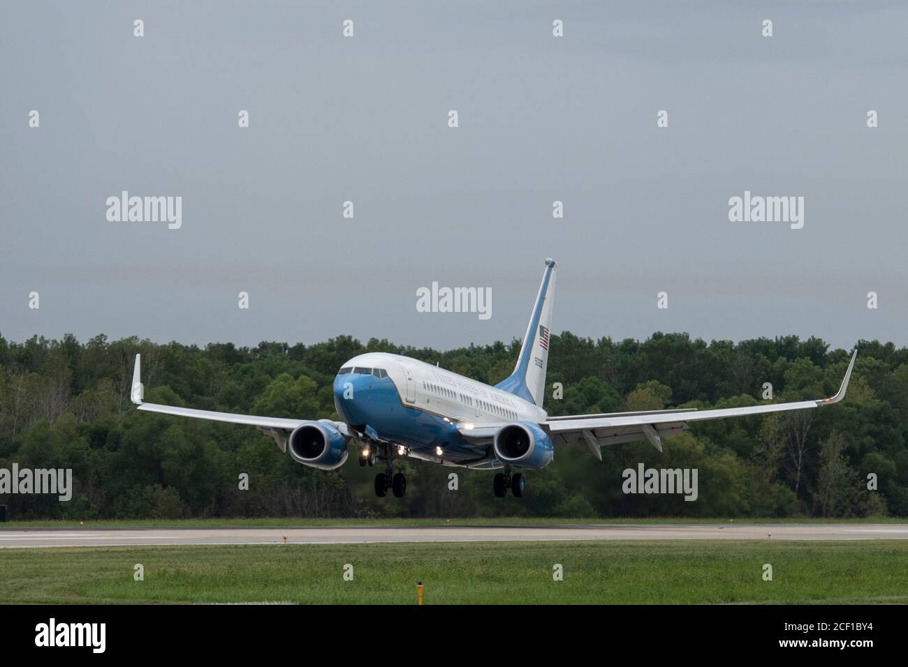 Un C-40C con la 932a Airlift Wing conduce il tocco e la corsa durante un volo di addestramento di linea all'aeroporto di MidAmerica, Mascoutah, Illinois, 1 settembre 2020. L'addestramento touch and go viene condotto per esercitarsi nell'atterraggio/decollo, dopo il primo decollo girano intorno e continuano il ciclo di atterraggio e decollo per utilizzare il loro tempo di addestramento di volo in modo efficace. (STATI UNITI Air Force foto di Senior Airman Brooke Spenner) Foto Stock
