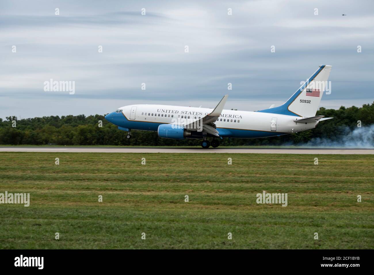Un C-40C con la 932a Airlift Wing conduce il tocco e la corsa durante un volo di addestramento di linea all'aeroporto di MidAmerica, Mascoutah, Illinois, 1 settembre 2020. L'addestramento touch and go viene condotto per esercitarsi nell'atterraggio/decollo, dopo il primo decollo girano intorno e continuano il ciclo di atterraggio e decollo per utilizzare il loro tempo di addestramento di volo in modo efficace. (STATI UNITI Air Force foto di Senior Airman Brooke Spenner) Foto Stock