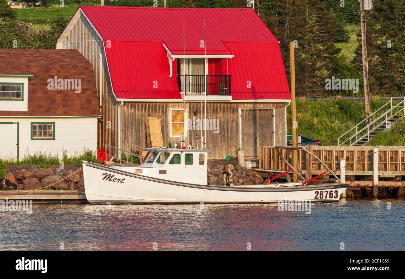 Barca ormeggiata al molo su un piccolo porto di pescatori. Stanley Bridge Harbour, Prince Edward Island, Canada Foto Stock