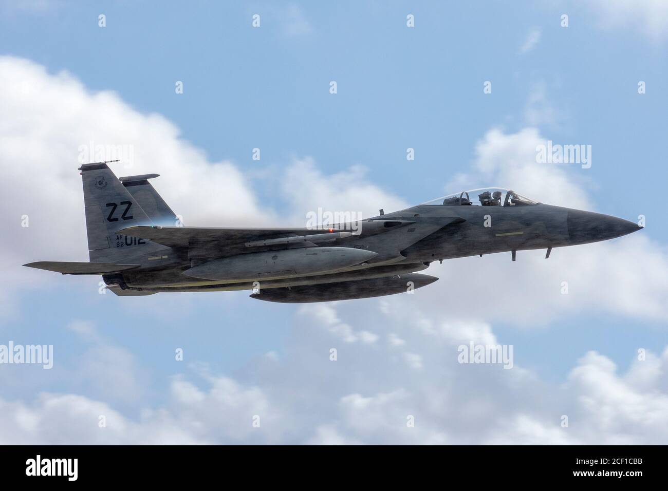 Un'aquila F-15C assegnata al sessantasettesimo Fighter Squadron decolli alla base aerea di Yokota, Giappone, il 3 settembre 2020. F-15 Eagles deviato a Yokota AB a causa di Typhoon Maysak. (STATI UNITI Air Force foto di Yasuo Osakabe) Foto Stock