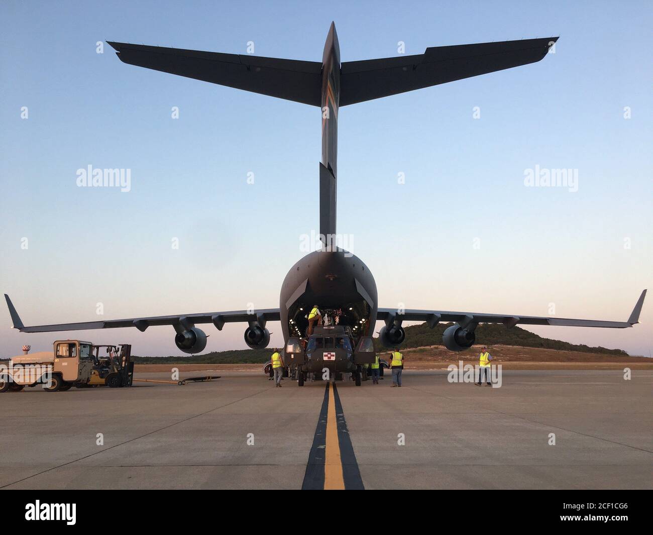 Un elicottero nero Hawk UH-60, assegnato a Charlie Company, 2-104th Battaglione di aviazione di supporto generale, 28th Expeditionary Combat Aviation Brigade, è caricato su un C-17 Globemaster III alla 28a stazione di mobilitazione dell'ECAB. (STATI UNITI Foto dell'esercito di Sgt. Ted Brawn) Foto Stock