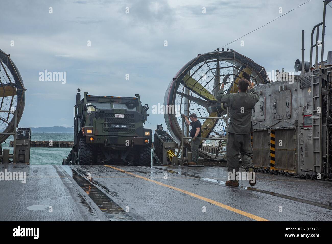 OKINAWA, Giappone (agosto 27, 2020) una sostituzione di veicolo tattico medio con Battaglione di Logistica di combattimento 31, 31st Marine Expeditionary Unit (MEU) guida su un'imbarcazione da atterraggio, un hovercraft a cuscino d'aria assegnato alla Naval Beach Unit 7. Germantown, parte dell'America Amphibious Readiness Group (ARG), 31° team MEU, opera nella settima area operativa della flotta degli Stati Uniti per migliorare l'interoperabilità con alleati e partner e fungere da forza di risposta pronta per difendere la pace e la stabilità nella regione Indo-Pacifico. La squadra americana ARG, 31ma MEU rimane la principale forza di risposta alle crisi nella regione despi Foto Stock