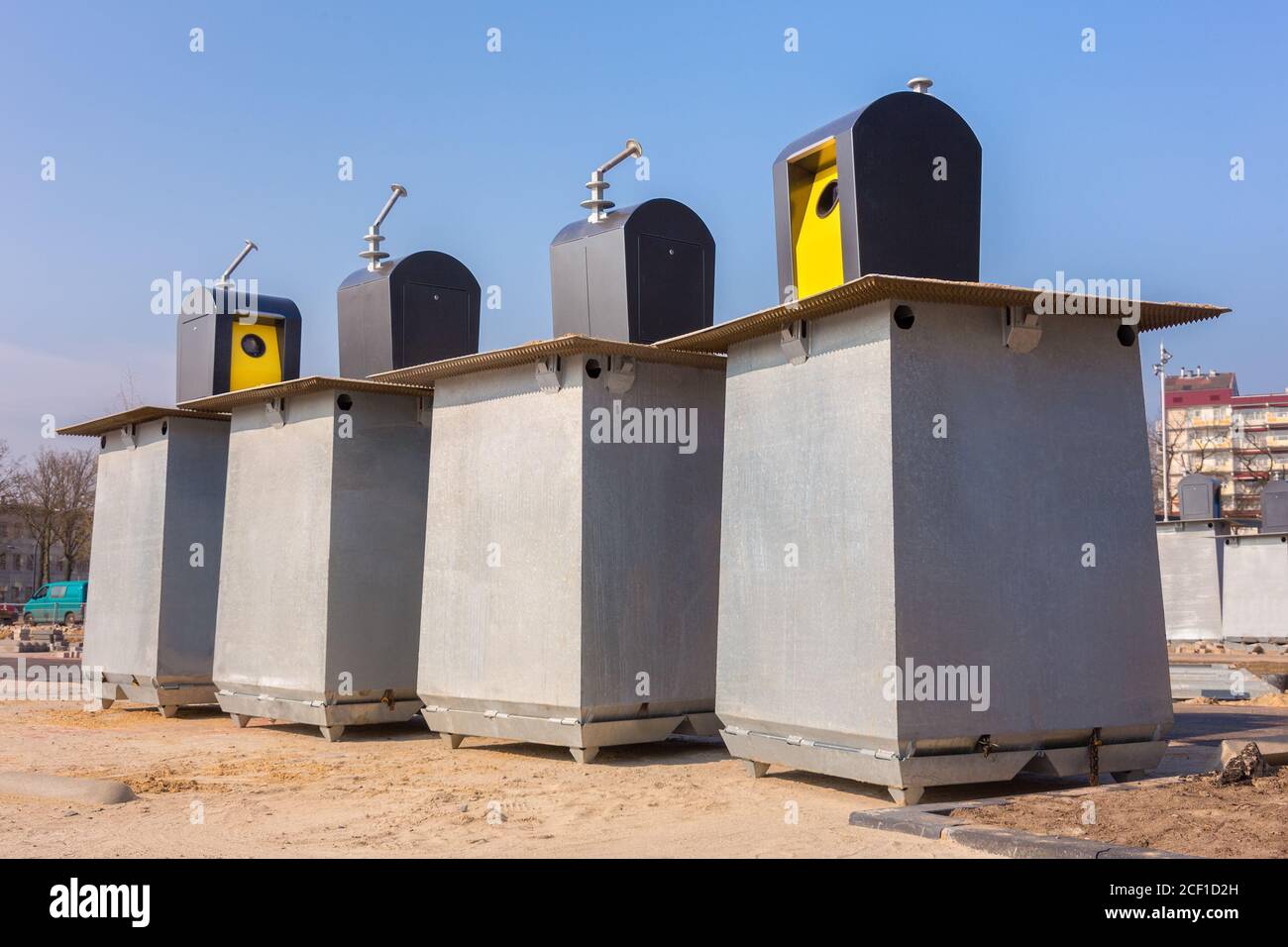 Nuovi contenitori in vetro sopra il suolo sul pavimento Foto Stock